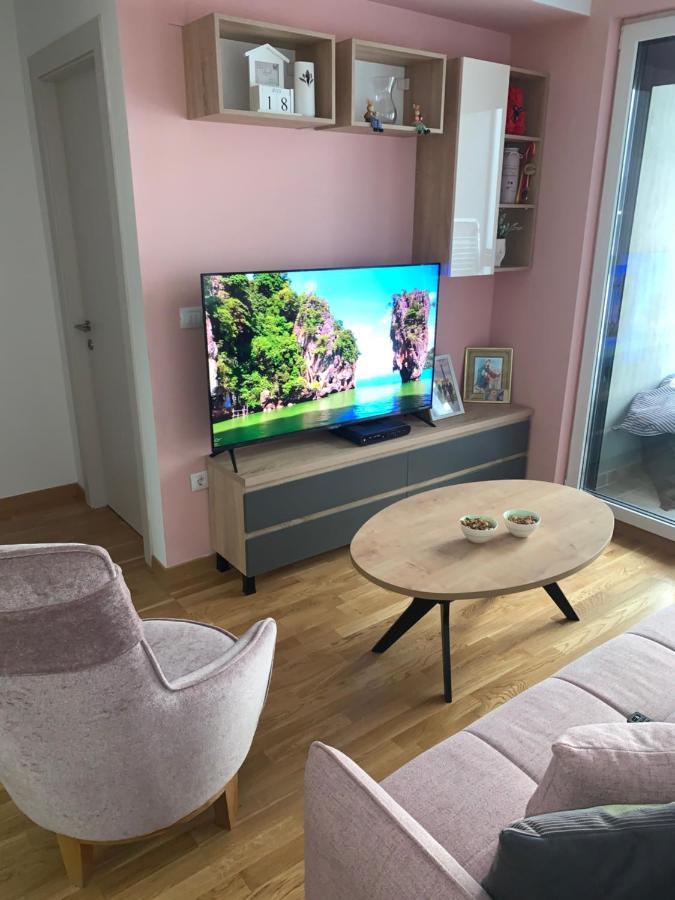 Pink Modern Apartment Скопье Экстерьер фото